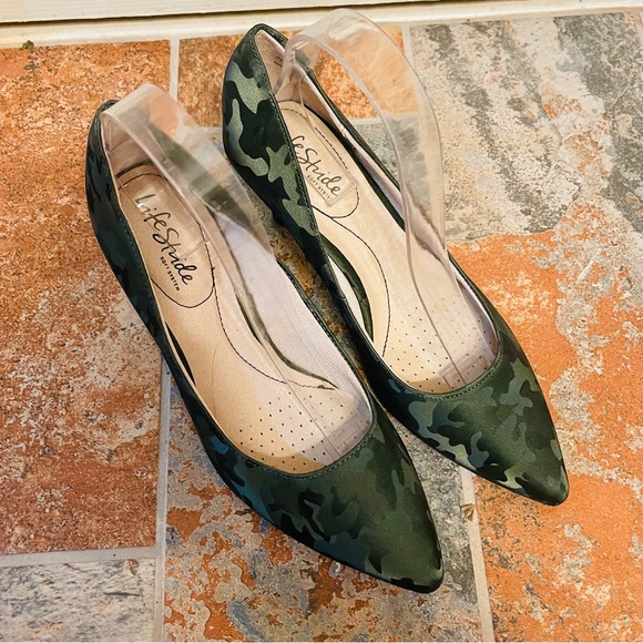 đź‘ NWOB! Fabulously Frisky LifeStride Green Silk Camo Design, Pointed Toe Pumps! - Picture 14 of 16